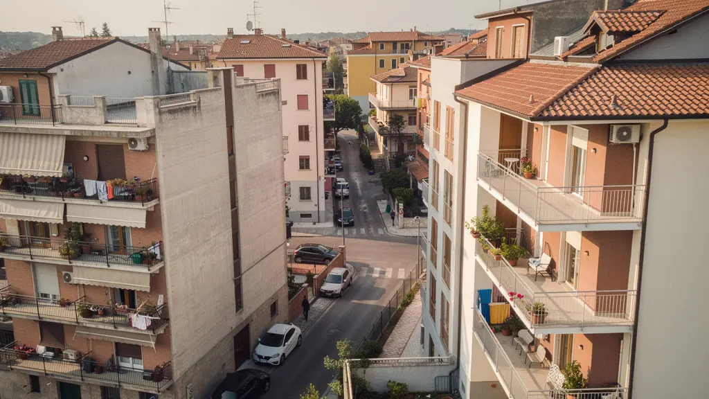 Quartiere residenziale italiano misto con edifici di epoche diverse (analisi cicli immobiliari)