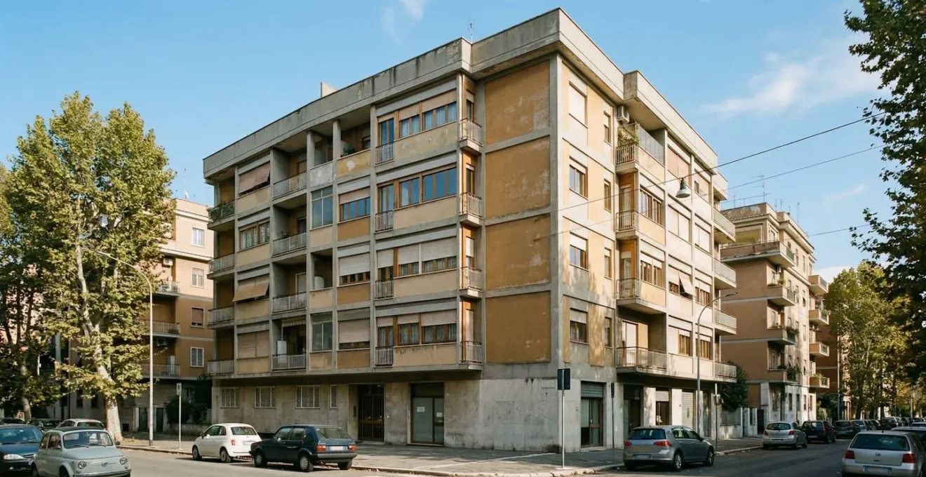 Facciata di un tipico condominio italiano degli anni sessanta-settanta in una zona residenziale, vista dal basso con cielo sereno